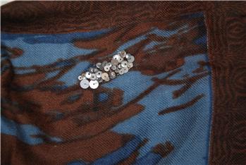 SCIARPA ERFURT CON PAILLETTES CELESTE E MARRONE I1 - gallery 4